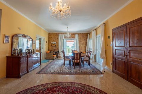 5 bedrooms Villa in Limassol, Cyprus No. 37812 9