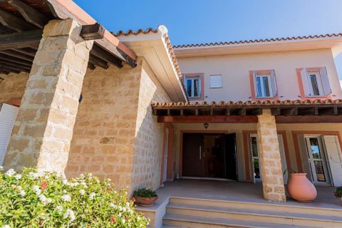 5 bedrooms Villa in Limassol, Cyprus No. 37812 3
