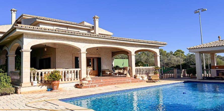 6 bedrooms Villa on the Mallorca, Spain No. 123243