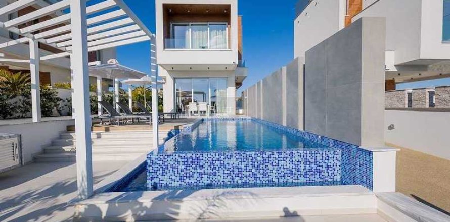 3 bedrooms House in Ayia Napa, Cyprus No. 39414