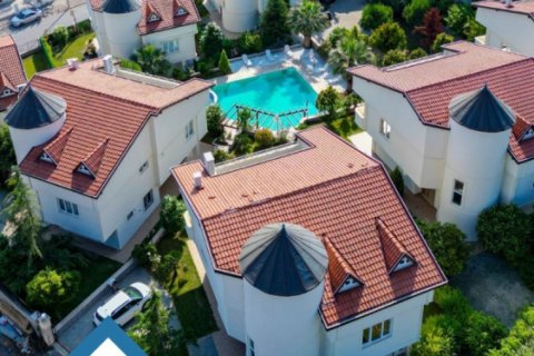 Вилла с 4 спальнями в Кючюкчекмедже, Турция №14315