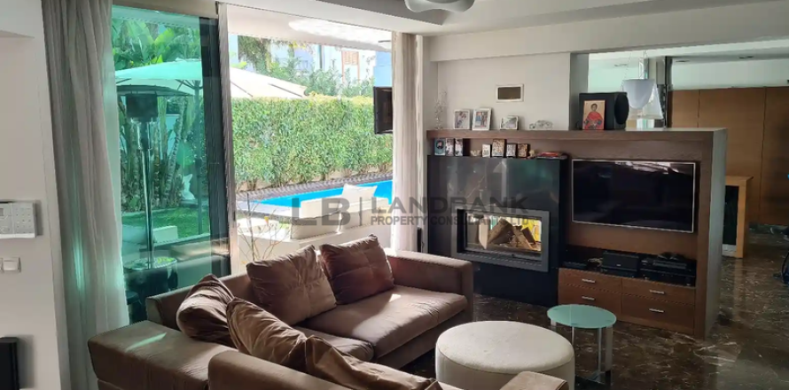 Дом с 4 спальнями в Лакатамия, Кипр №76808