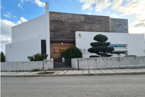 Дом с 4 спальнями в Лакатамия, Кипр №76808 15