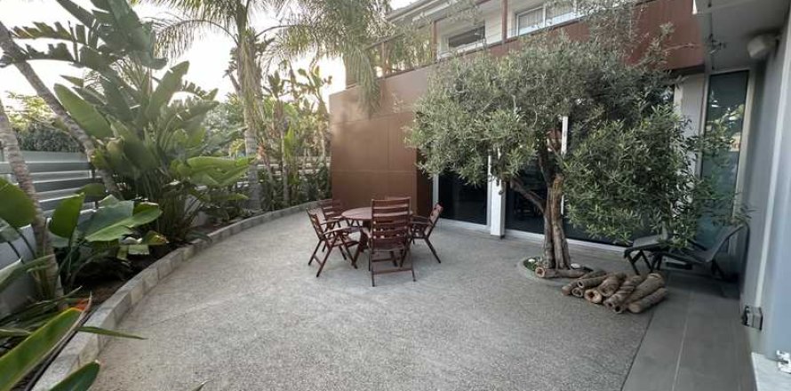 Дом с 4 спальнями в Лакатамия, Кипр №62564