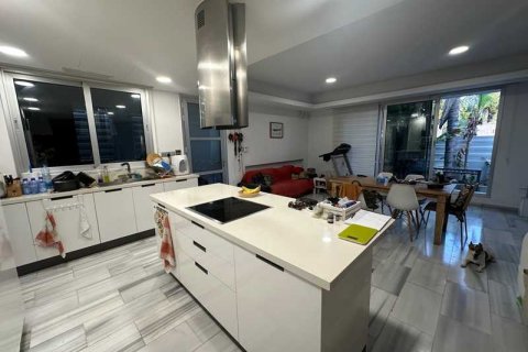 Дом с 4 спальнями в Лакатамия, Кипр №62564 4