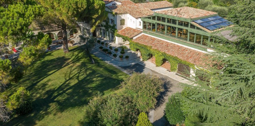 13 bedrooms House in Grasse, France No. 99797