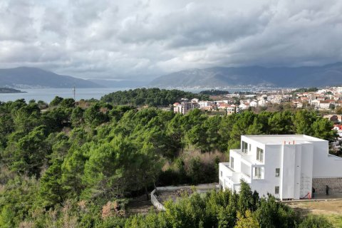 2 bedrooms Apartment in Tivat, Montenegro No. 104687 4