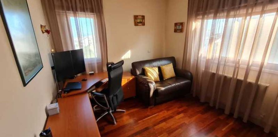 3 bedrooms Penthouse in Limassol, Cyprus No. 33555