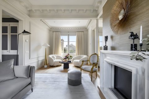 3 bedrooms Apartment in L'Eixample, Spain No. 99046