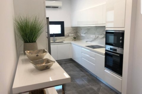 Квартира с 2 спальнями в Лимассол, Кипр №106520 2