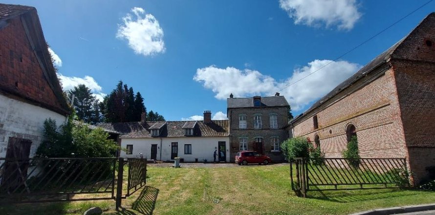 5 bedrooms House in Montigny-les-Jongleurs, France No. 69447