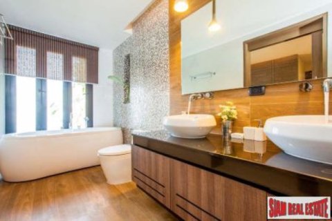 3 bedrooms Villa on the Chaweng Beach, Thailand No. 95767 4