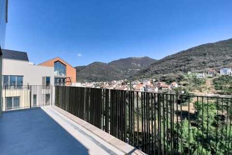 2 dormitorios Apartment en Tivat, Montenegro No. 104685 3