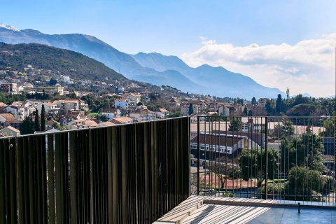 2 dormitorios Apartment en Tivat, Montenegro No. 104685 6