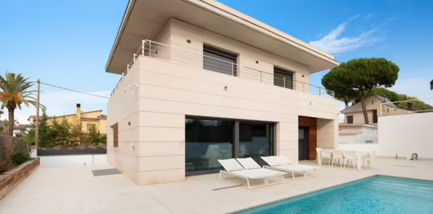 4 bedrooms Properties in Duc Tan, Vietnam No. 25599