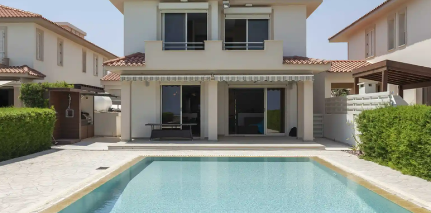 5 chambres Villa à Pervolia, Cyprus No. 101931