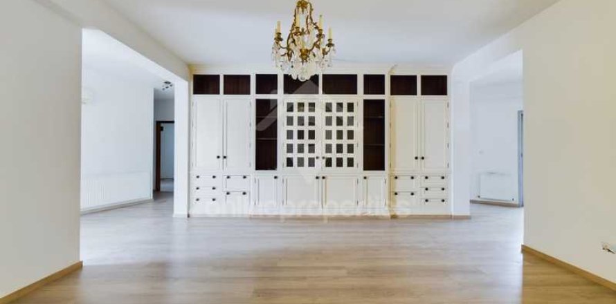 Дом с 4 спальнями в Дали, Кипр №28668