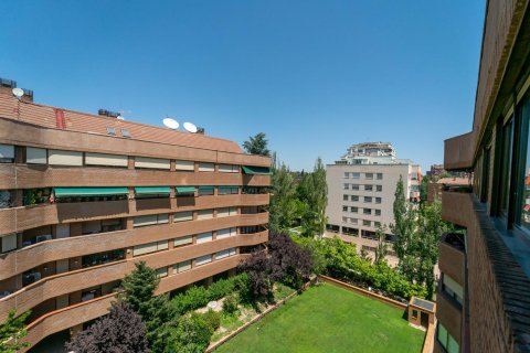 4 bedrooms Apartment in Madrid, Spain No. 124527