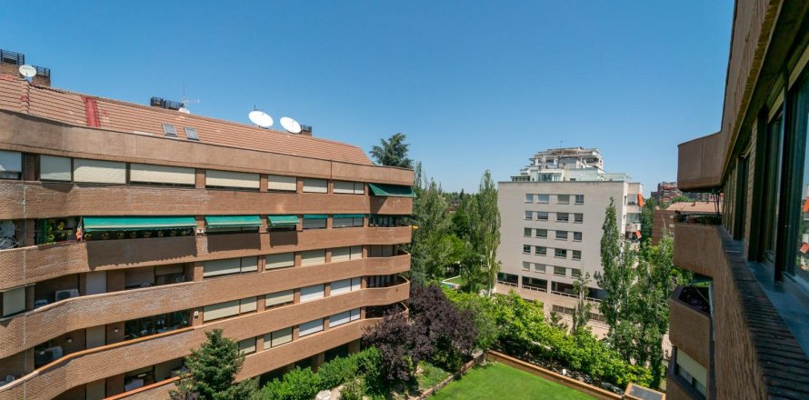 4 bedrooms Apartment in Madrid, Spain No. 124527