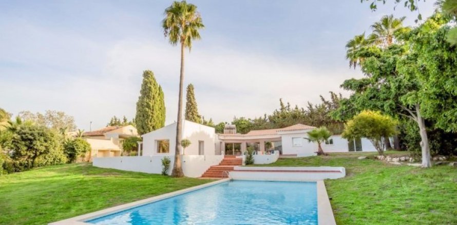 4 bedrooms House in Estepona, Spain No. 25286