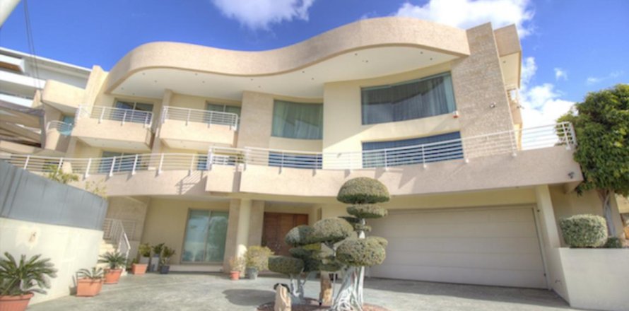 5 bedrooms Villa in Limassol, Cyprus No. 106110