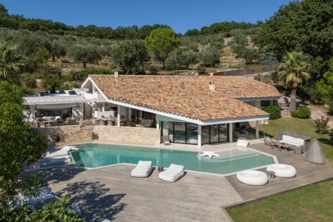 4 bedrooms Villa in Le Rouret, France No. 82372 1