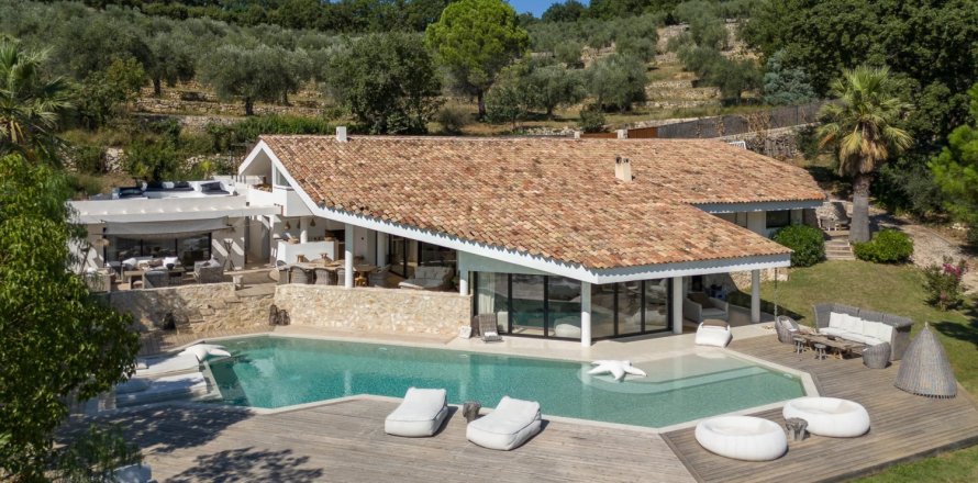 4 bedrooms Villa in Le Rouret, France No. 82372