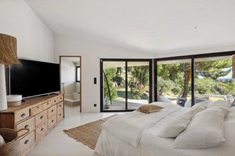 4 bedrooms Villa in Le Rouret, France No. 82372 7