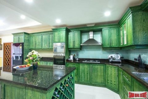 7 bedrooms Bungalow in Pattaya, Thailand No. 96989 3
