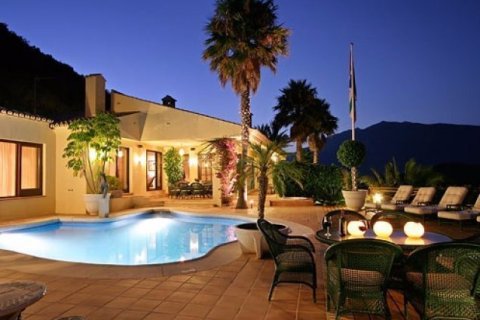 4 bedrooms House in Benahavis, Spain No. 25501
