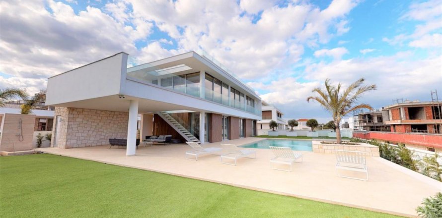 4 bedrooms Villa in Larnaca, Cyprus No. 106442