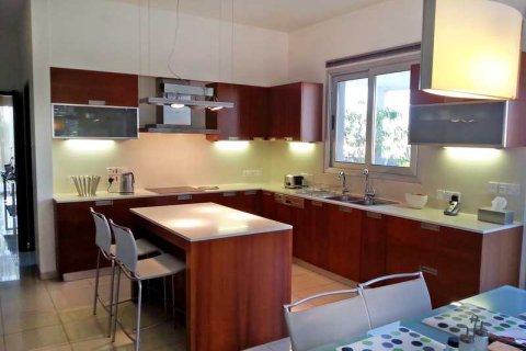 Дом с 5 спальнями в Лация, Кипр №81726 3