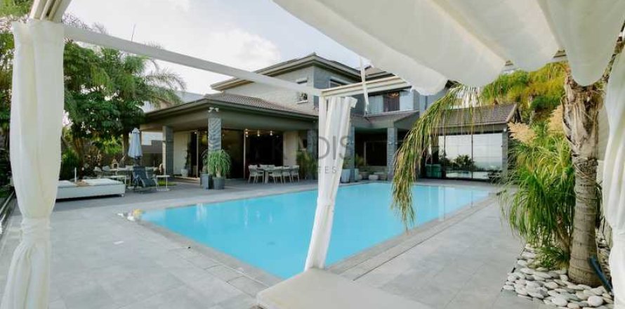 5 bedrooms Villa in Agios Athanasios, Cyprus No. 79632