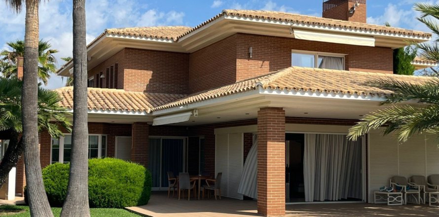 Вилла с 7 спальнями в Бенидорм, Испания №111729