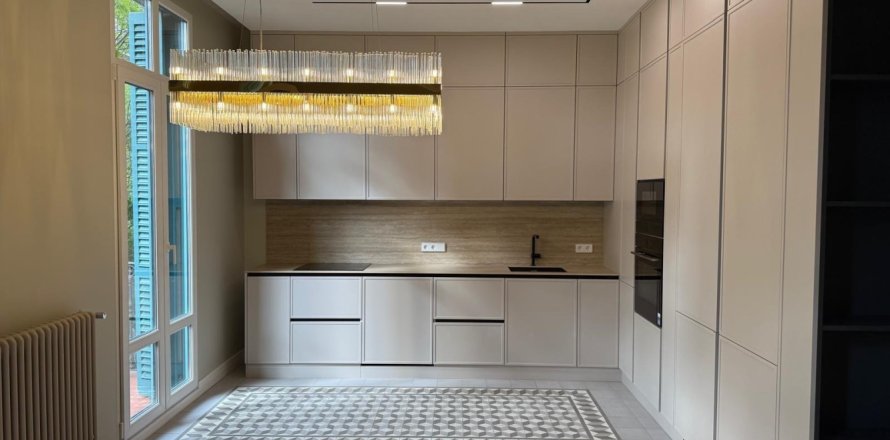 3 bedrooms Apartment in L'Eixample, Spain No. 99179
