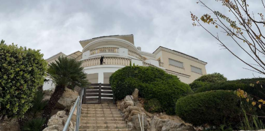 6 bedrooms House in Tala, Cyprus No. 29812