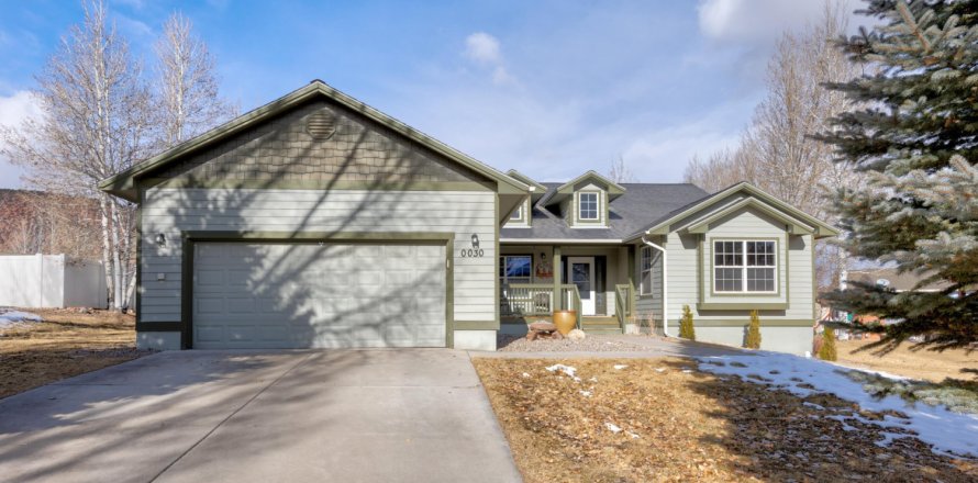 4 bedrooms House in Gypsum, USA No. 78468