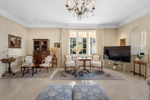 6 bedrooms Villa in Antibes, France No. 80629 9