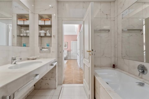 6 bedrooms Villa in Antibes, France No. 80629 21