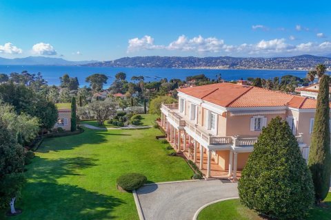 6 bedrooms Villa in Antibes, France No. 80629 1