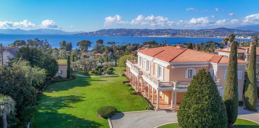 6 bedrooms Villa in Antibes, France No. 80629