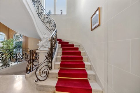 6 bedrooms Villa in Antibes, France No. 80629 14