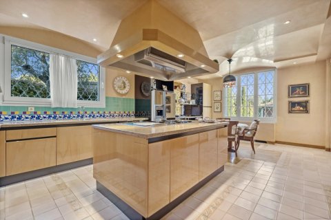 6 bedrooms Villa in Antibes, France No. 80629 13