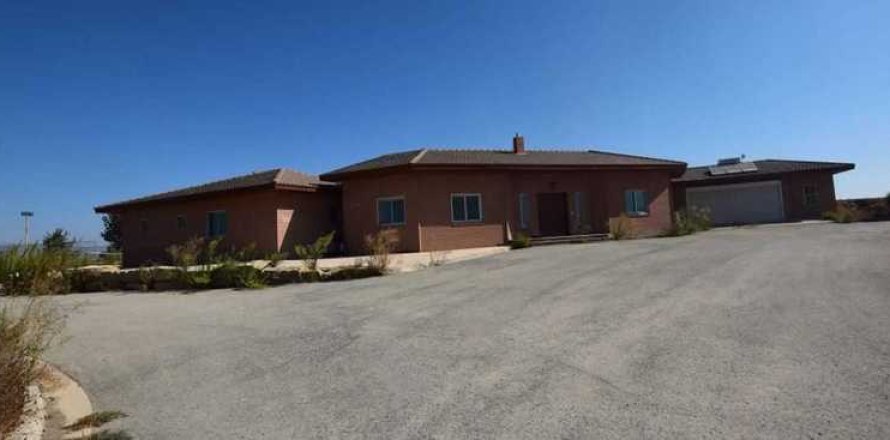 Дом с 7 спальнями в Палеометохо, Кипр №39659