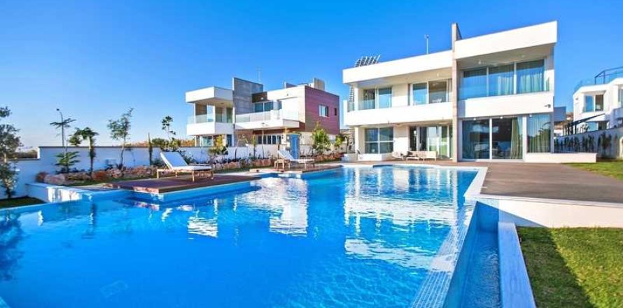 4 bedrooms House in Ayia Napa, Cyprus No. 32068