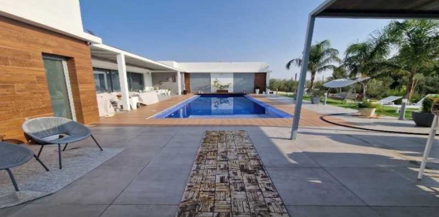 5 bedrooms Villa in Pano Deftera, Cyprus No. 100898