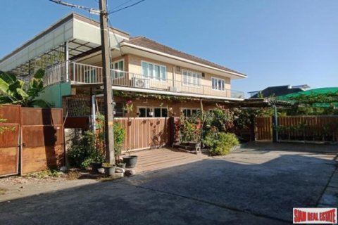 5 bedrooms House in Bangkok, Thailand No. 96046 1