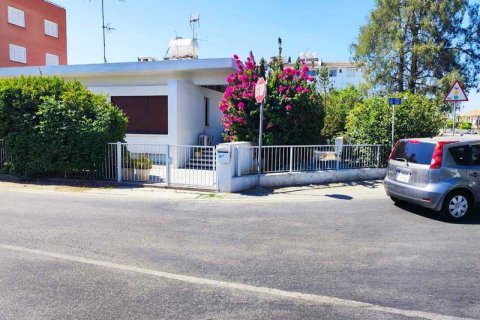 Дом с 3 спальнями в Строволос, Кипр №81328 1