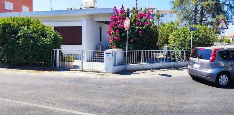 Дом с 3 спальнями в Строволос, Кипр №81328