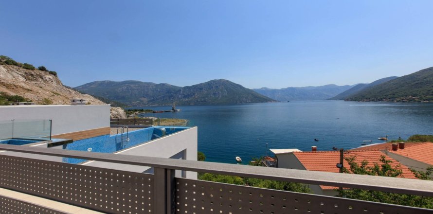 3 bedrooms Villa in Kotor, Montenegro No. 66964